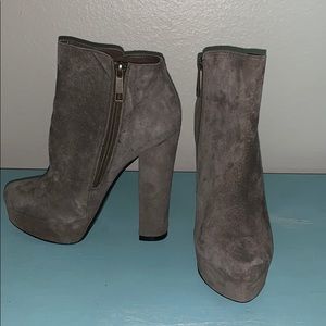 Chinese laundry boots size 6.5 gray suede